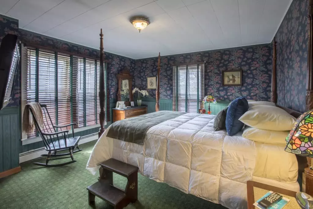 Poconos Resort Getaway: Planning your next romantic vacation 9 Stroudsmoor Resort Main Inn Suite