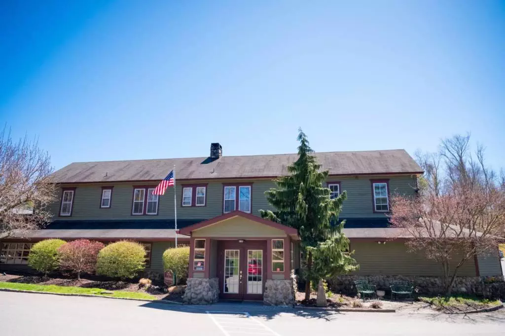 What is a Boutique Poconos Resort? 1 Stroudsmoor Main Inn Entrance - Poconos Resort